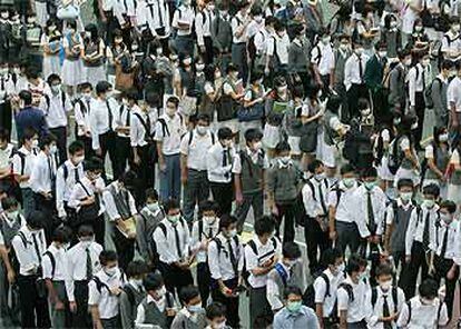 Estudiantes en un colegio de Hong Kong usan mascarilla para prevenir la neumonía.