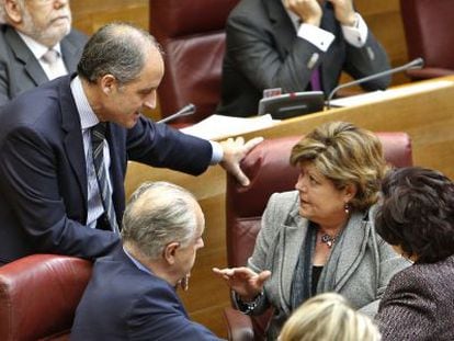 Francisco Camps conversa con Rafael Blasco y Milagrosa Mart&iacute;nez en las Cortes.