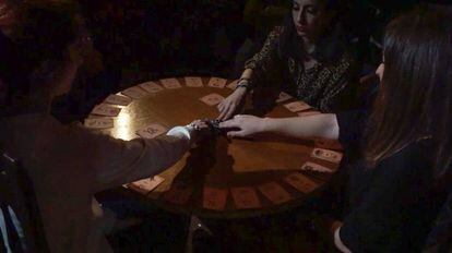 Espectadores en la una sesión de espiritismo teatralizada durante la experiencia Entre Espíritus