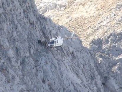 El momento del rescate de los dos alpinistas en los Picos de Europa.