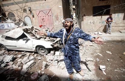 Un oficial de seguridad Huthi, tras el ataque de la coalición árabe que dirige Arabia Saudí en Saná, este jueves.