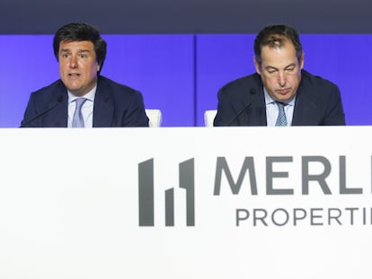 Ismael Clemente, consejero delegado de Merlin (izquierda), y Javier García Carranza, presidente, durante la junta de accionistas de 2023.