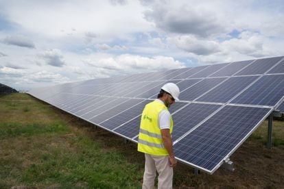 Un trabajador de Tecnogroup camina cerca de paneles fotovoltaicos en Constancia (Uruguay).