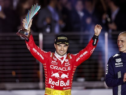 Checo Pérez, en el podio del Gran Premio de Las Vegas tras terminar en el tercer lugar, la madrugada del domingo.