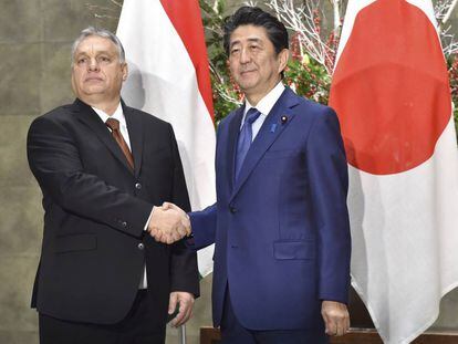 Shinzo Abe, con su homólogo húngaro Viktor Orban.