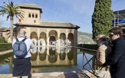 Turistas de visita en la Alhambra y el Generalife de Granada.