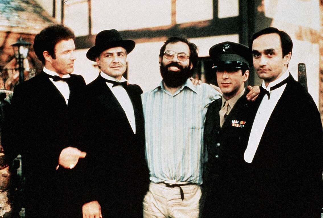 Francis Ford Coppola, rodeado de los Corleone: Sonny (James Caan), Vito Corleone (Marlon Brando), Michael (Al Pacino) y Fredo (John Cazale).