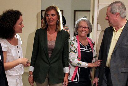 Los miembros de la Comisión de Trabajo del Senado, de izquierda a derecha, Araceli Peris (PP), Dorinda García (PP), Matilde Fernández (PSOE) y Joseba Zubía (PNV), ayer en la reunión sobre reforma laboral.