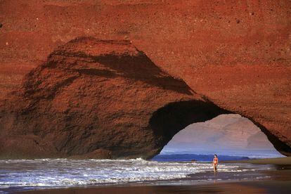 Al sur de Agadir, rumbo al antiguo Sahara español, Mirleft ofrece al viajero media docena de playas espectaculares, como los acantilados de El Gezira (en la imagen) o la playa del Marabout, un buen lugar también para pescar con caña.
