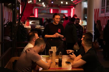 Diners at the Can Pizza event in Barcelona.