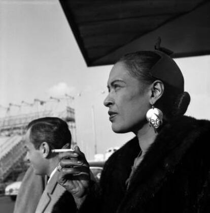 La cantante Billie Holliday, en el aeropuerto francés de Orly, en 1958.