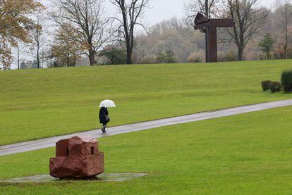 Una mujer paseaba el pasado miércoles por el Chillida-Leku.