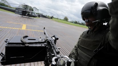 Agente de policía antinarcóticos, antes de sobrevolar cultivos de coca durante una operación de erradicación en Tumaco, en febrero de este año.