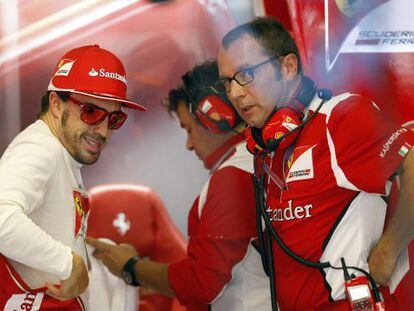 Domenicali charla con Alonso en el box de Ferrari.