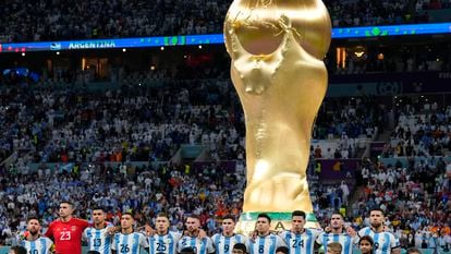 Los jugadores de Argentina escuchan el himno antes del partido de cuartos ante Países Bajos.