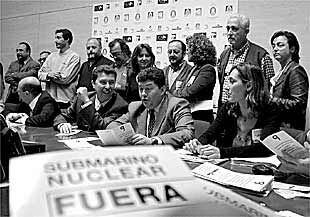 Encierro en el Ayuntamiento de Algeciras, ayer, contra el submarino británico.