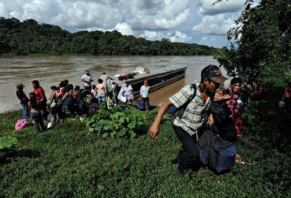 Un grupo de nicaragüenses llega en barca a Costa Rica para trabajar en el campo.