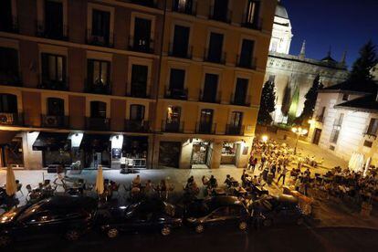 Plaza del Humilladero, repleta de terrazas y con la iglesia de San Andrés al fondo