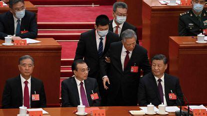 El expresidente chino, Hu Jintao (segundo por la derecha, de pie), se dirige al actual presidente, Xi Jinping, en el momento en el que es expulsado del Congreso del Partido Comunista Chino.