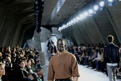Un modelo presenta un jersey de punto en el desfile de Hermès, el 21 de enero en París.
