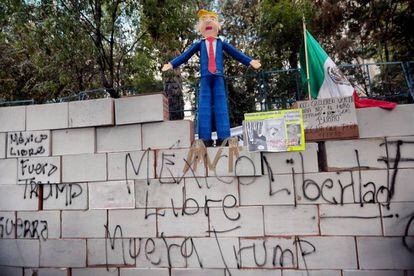 Un falso muro en Ciudad de México en protesta contra Donald Trump el día de su investidura. [