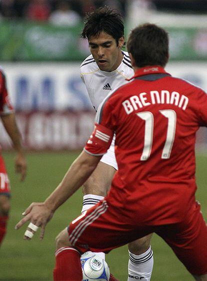 Kaká dirige el balón frente a Brennan, del Toronto F.C.
