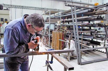 Operarios en un taller metalúrgico