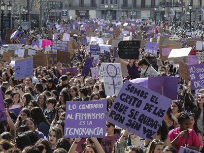 Manifestació feminista a la plaça Catalunya.