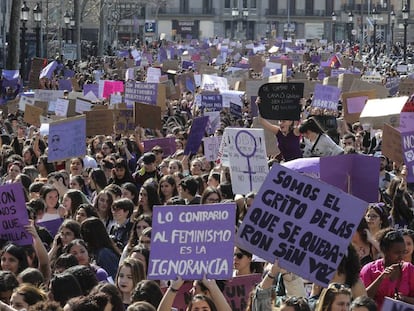 Manifestació feminista a la plaça Catalunya.