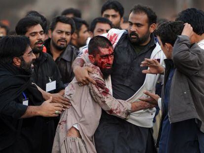 Un herido durante la celebraci&oacute;n de la Ashura en Rawalpindi (Pakist&aacute;n).