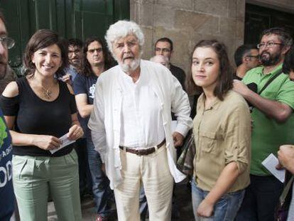 D&iacute;az y Beiras, segunda y tercero por la izquierda, ayer en el acto celebrado en una calle de Santiago.