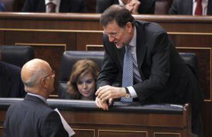 El portavoz de CiU, Duran Lleida, conversa con Rajoy en el Congreso el pasado 8 de marzo.