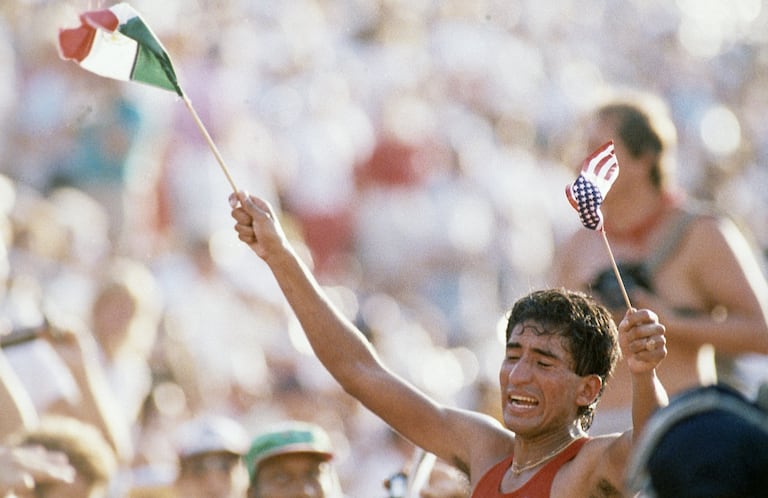 Ernesto Canto celebrates his triumph in Los Angeles.