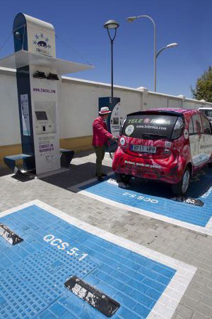 Recarga de un coche eléctrico en Málaga.