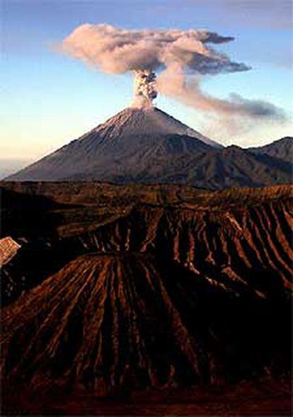 129 de los más de 500 volcanes de Indonesia continúan activos.