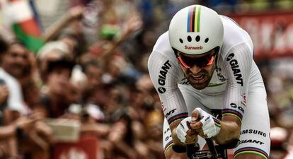 Tom Dumoulin cruza la línea de meta de la contrarreloj.