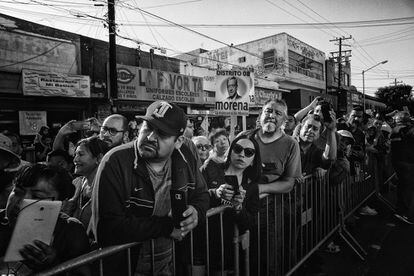 Simpatizantes de Morena observan la llegada de Andrés Manuel López Obrador a la ciudad de Tijuana.