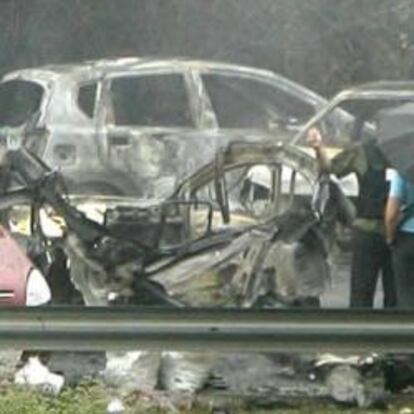 Estado en que quedó el vehículo que explosionó esta mañana en la calle Santa Isabel del municipio vizcaino de Arrigorriaga.
