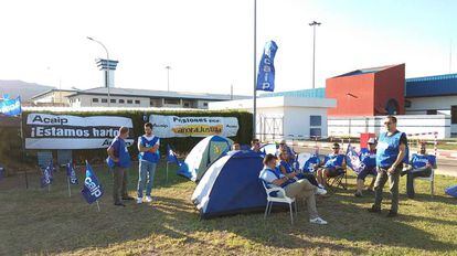 Un grupo de sindicalistas de ACAIP acampan frente a la puerta de la prisión de Algeciras.