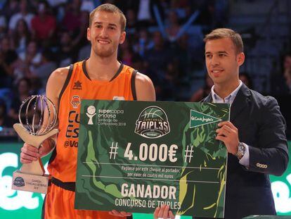 Matt Thomas, con el premio por su triunfo en los triples.