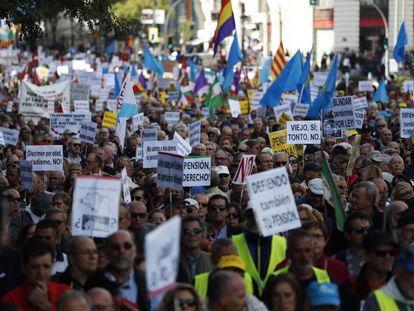 La manifestación en defensa de las pensiones a su paso por la calle Alcalá