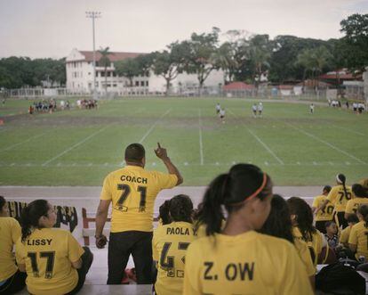El entrenador del equipo femenino Golden Eagles gesticula durante un partido de Flag Football (una versión de fútbol americano que se juega sin placajes) contra las Black Eagles en el Estadio Municipal de Balboa.