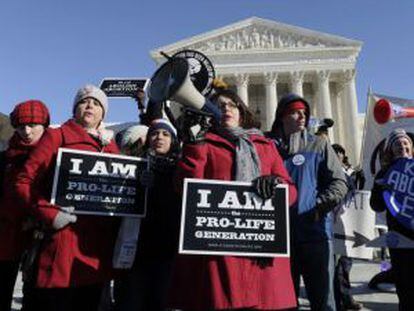 Varias personas 'provida' se manifiestan frente el Tribunal Supremo en Washington.