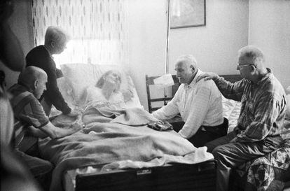 Maxine Peters agoniza, en compañía de familiares y amigos, en su casa de Gladesville en Virginia.