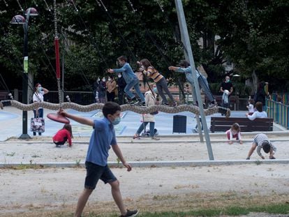 Un buen ejemplo de la poca conciencia que tenemos sobre los beneficios que aporta el juego libre en la infancia y la sobreprotección son los parques acolchados.