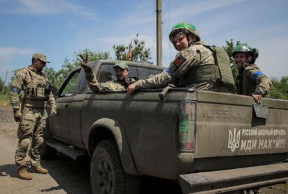 Militares ucranios cerca del frente en el pueblo de Neskuchne (Donetsk), recién liberado por Kiev.