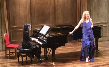 La pianista Mitsuko Uchida y la mezzosoprano Magdalena Kožená durante su recital en Bilbao.