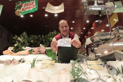 Agustín, propietario de la pescadería Vidal, en el mercado de Quintana donde se ha repartido parte del tercer premio de la loteria de Navidad entre sus clientes.