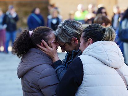 Varias vecinas consuelan a una familiar de una víctima de violencia machista durante una concentración ante el Ayuntamiento de Baiona, Pontevedra.