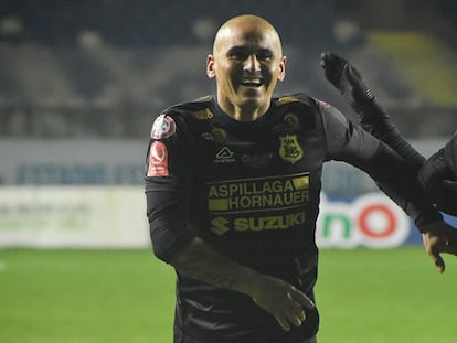 Chupete Suazo festeja su gol para el San Luis de Quillota de la Primera B de Chile el 3 de junio de 2023.